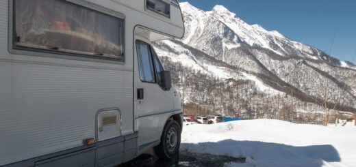 Wohnmobil im Winter mit Blick auf Berge und Schnee